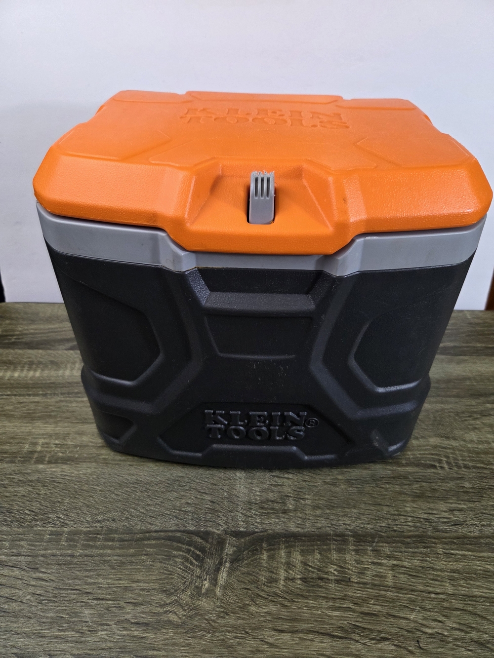 Klein Tools 55600 Work Cooler, 17-Quart Lunch Box Holds 18 Cans, Keeps Cool 30Hr